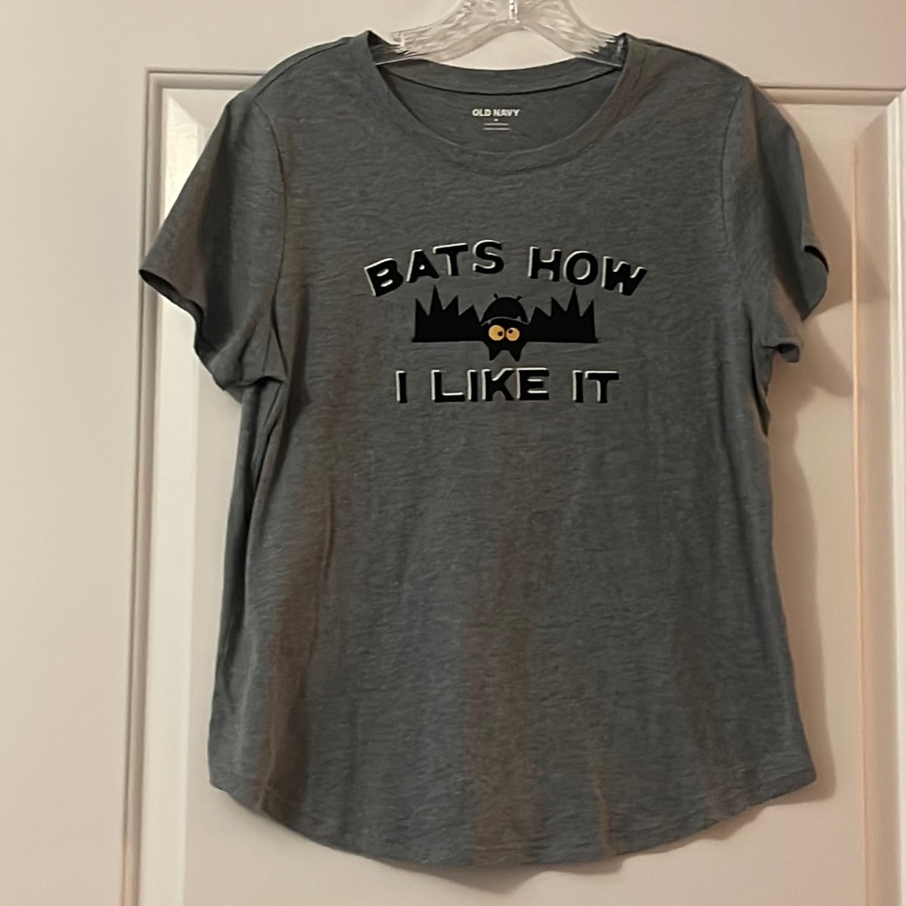 OLD NAVY Gray “Bats How I Like It” T-shirt with Rounded Hem Sz M Like New!